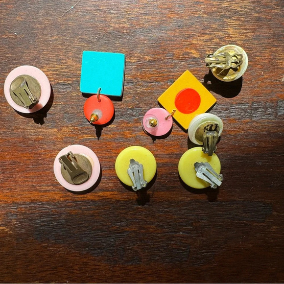 Vintage collection of 4 pairs of earrings clip & posts  white yellow pink multi - Picture 4 of 6